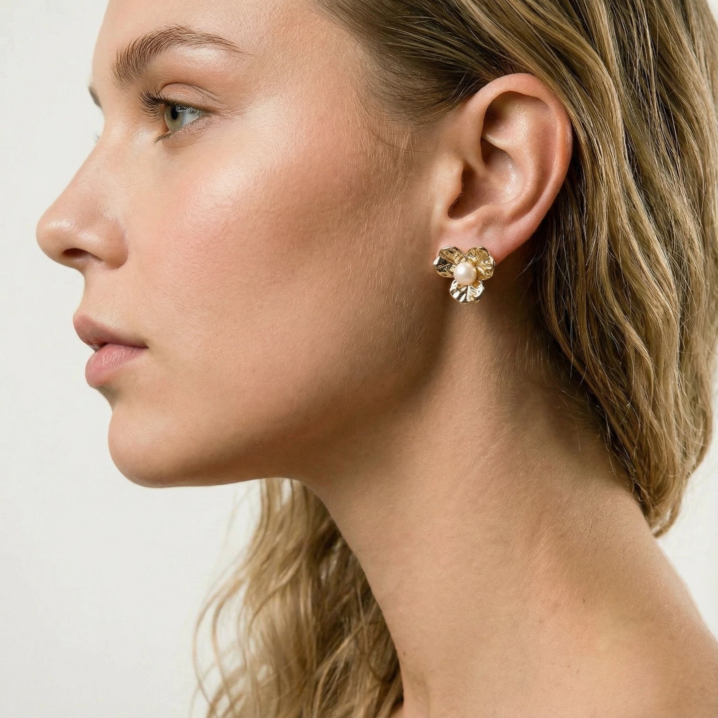 Orecchini a Lobo Bloom con perla d'acqua dolce in oro placcato — confezione regalo Fiora Boutique