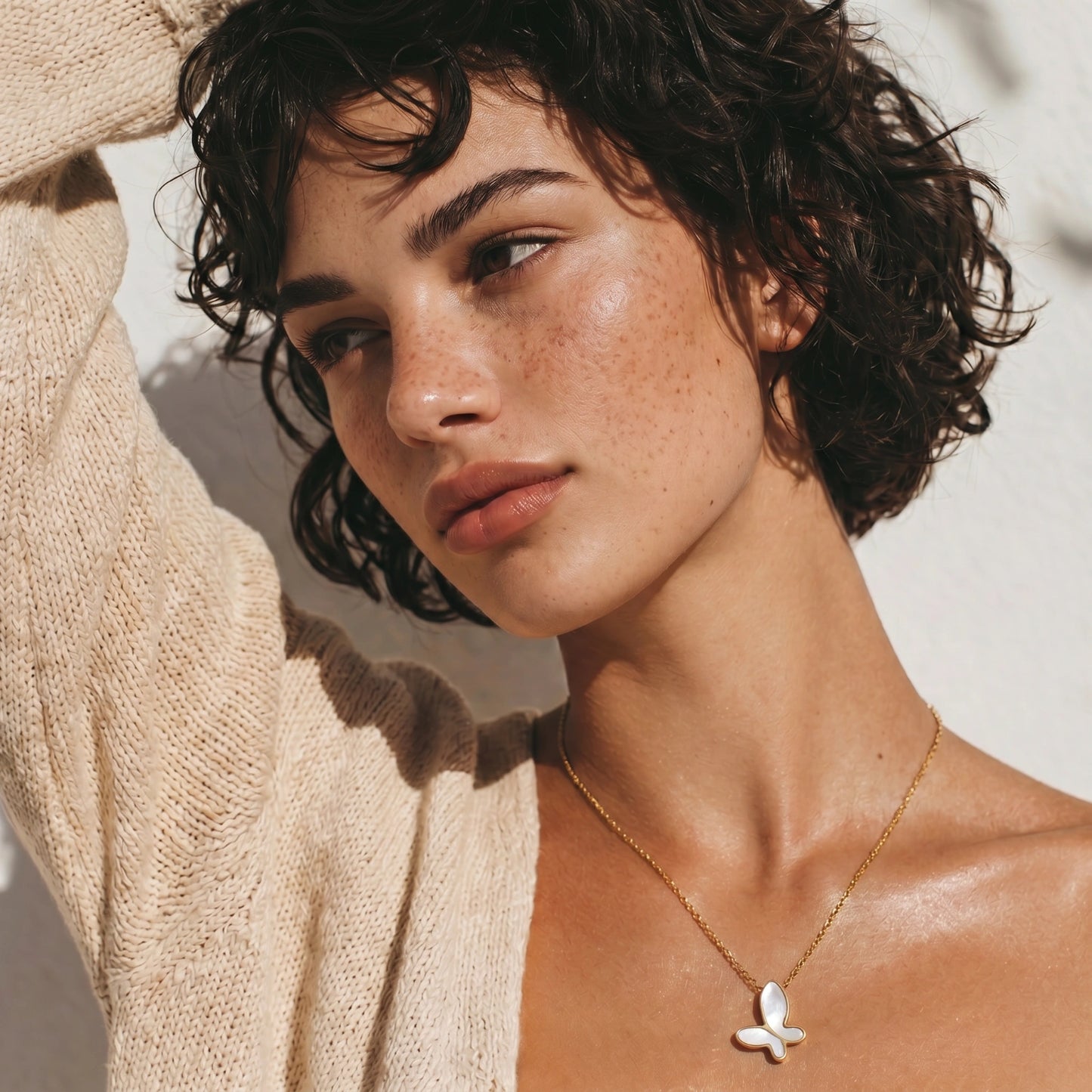 Collana Volo di Farfalla con madreperla iridescente su catena oro — confezione regalo Fiora Boutique
