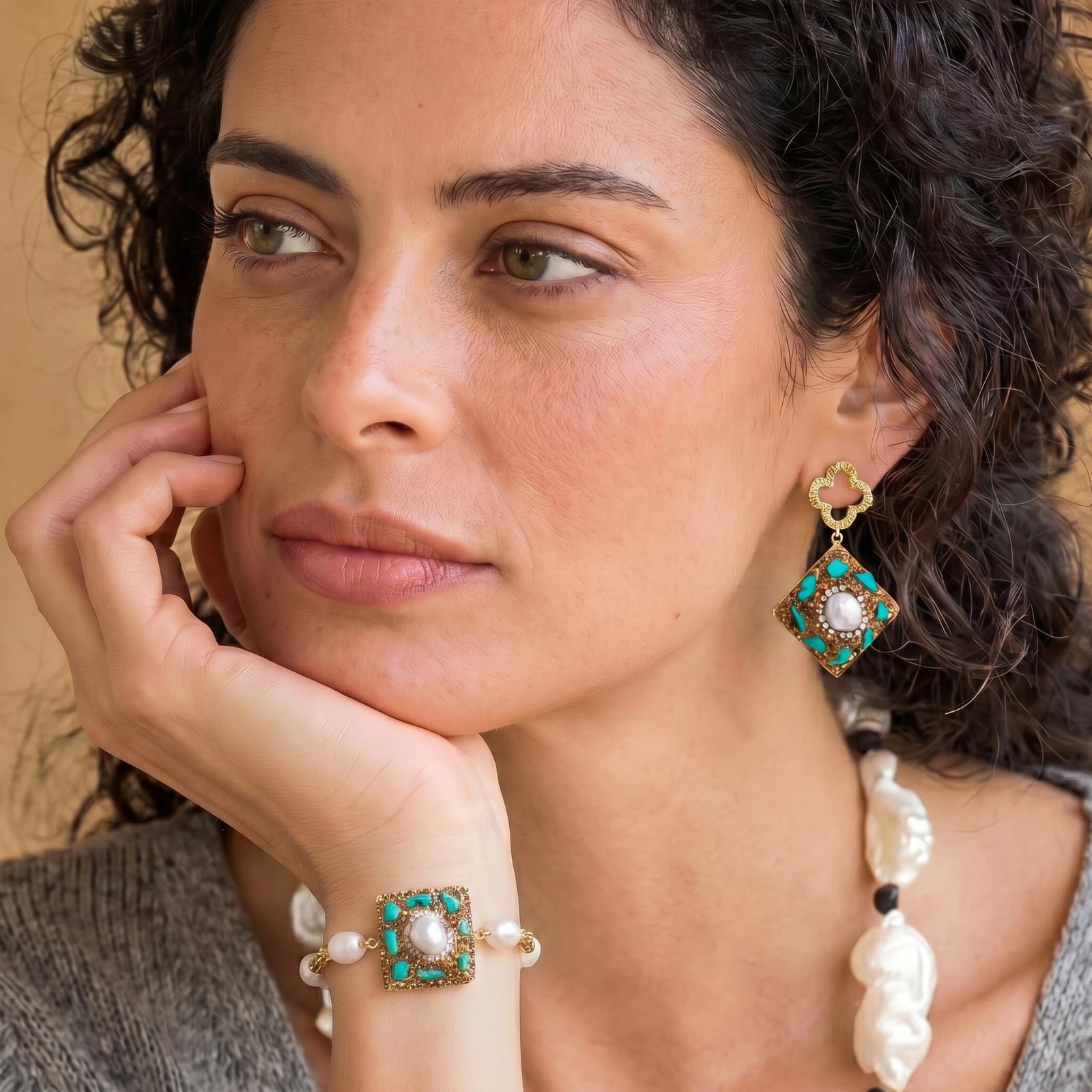 Orecchini Pendenti Sogni Marocchini con perle barocche e pietre colorate — confezione regalo Fiora Boutique